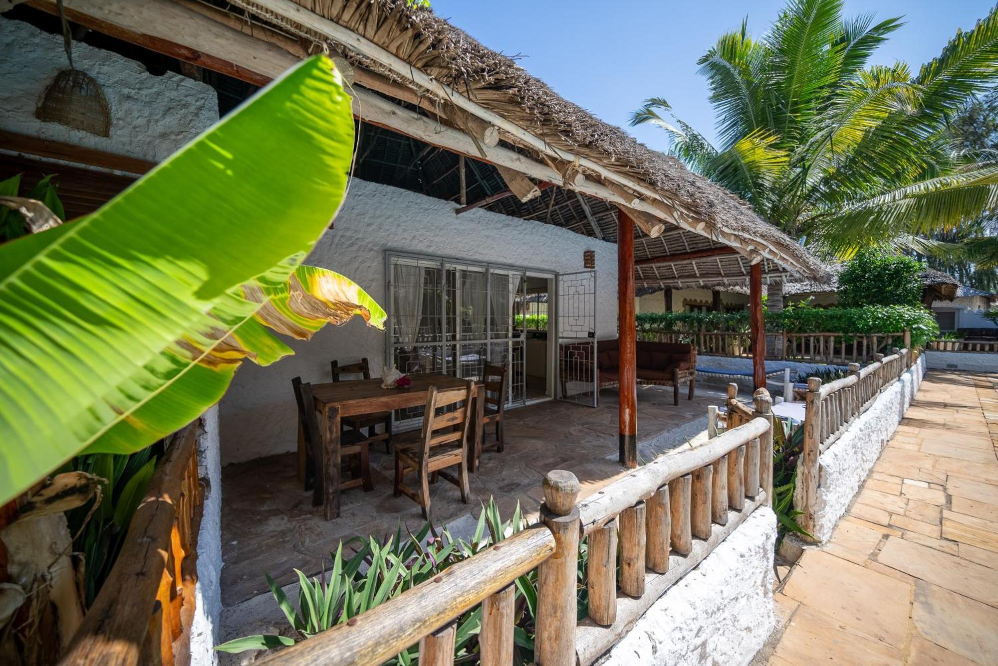 Jiwe With Pool Zanzibarhouses Willa